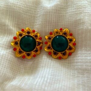 Beautiful clip on vintage Leslie Block earrings
Quality stones